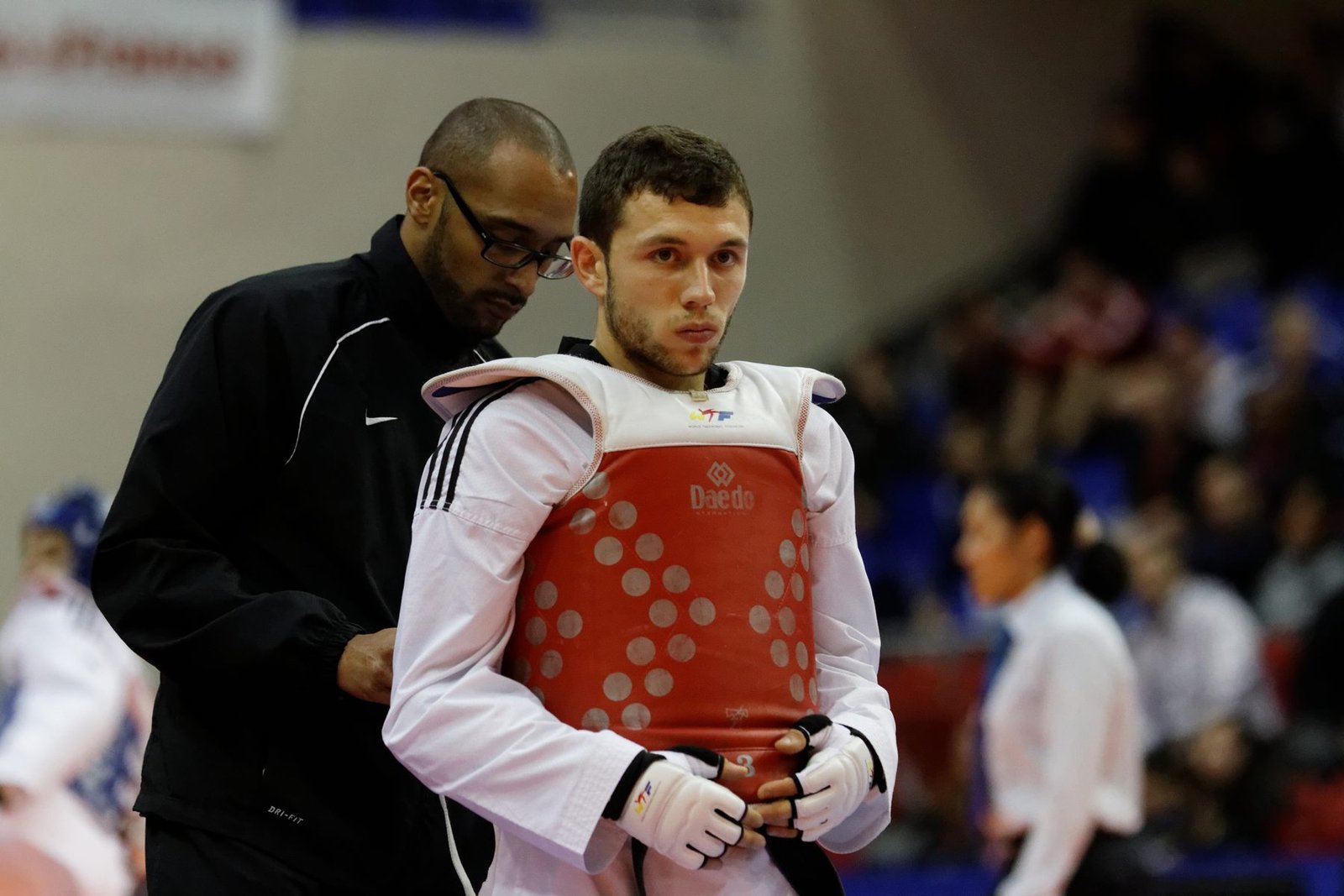 Competidor de taekwondo preparándose antes de un combate