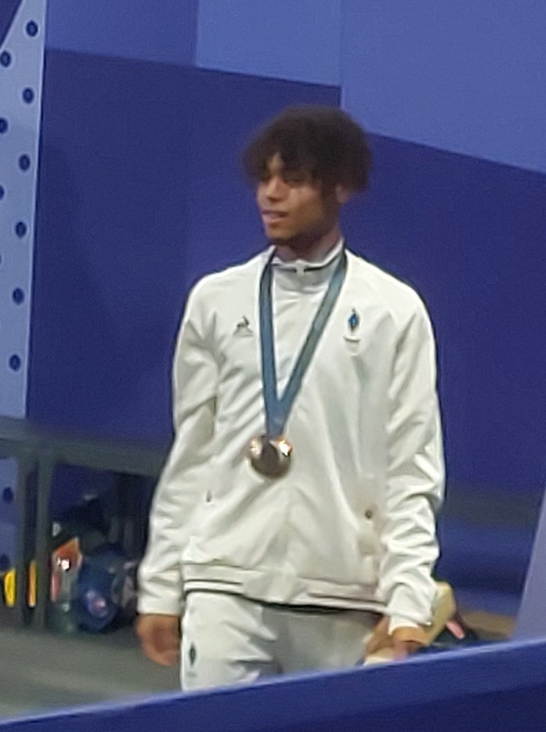 Atleta de taekwondo con medalla al cuello